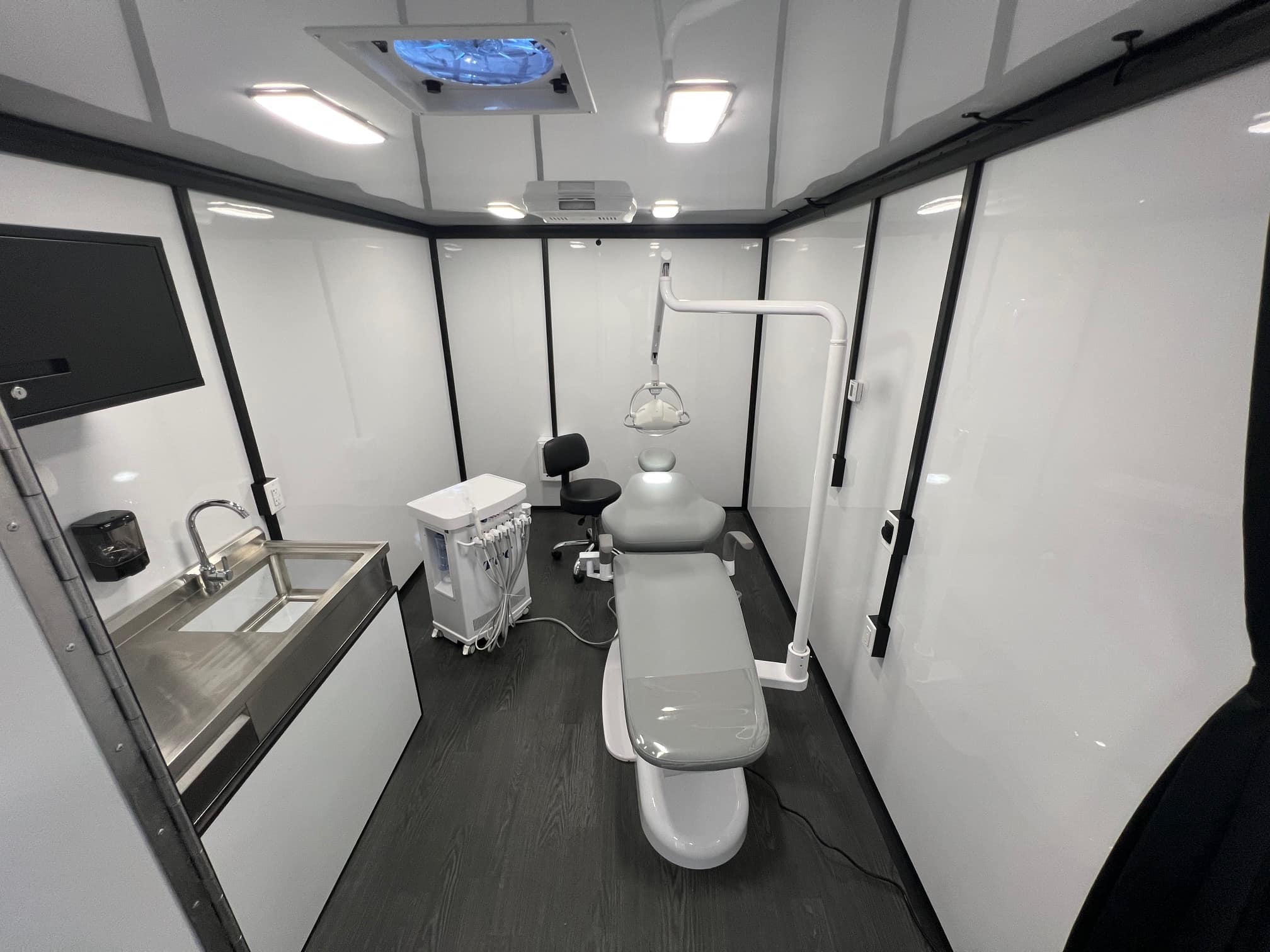 Magnum-Mobile-26ft-Mobile-Dental-Clinic-Professional-Series-Full-View-Dental-Chair-Light-On-Cart-2