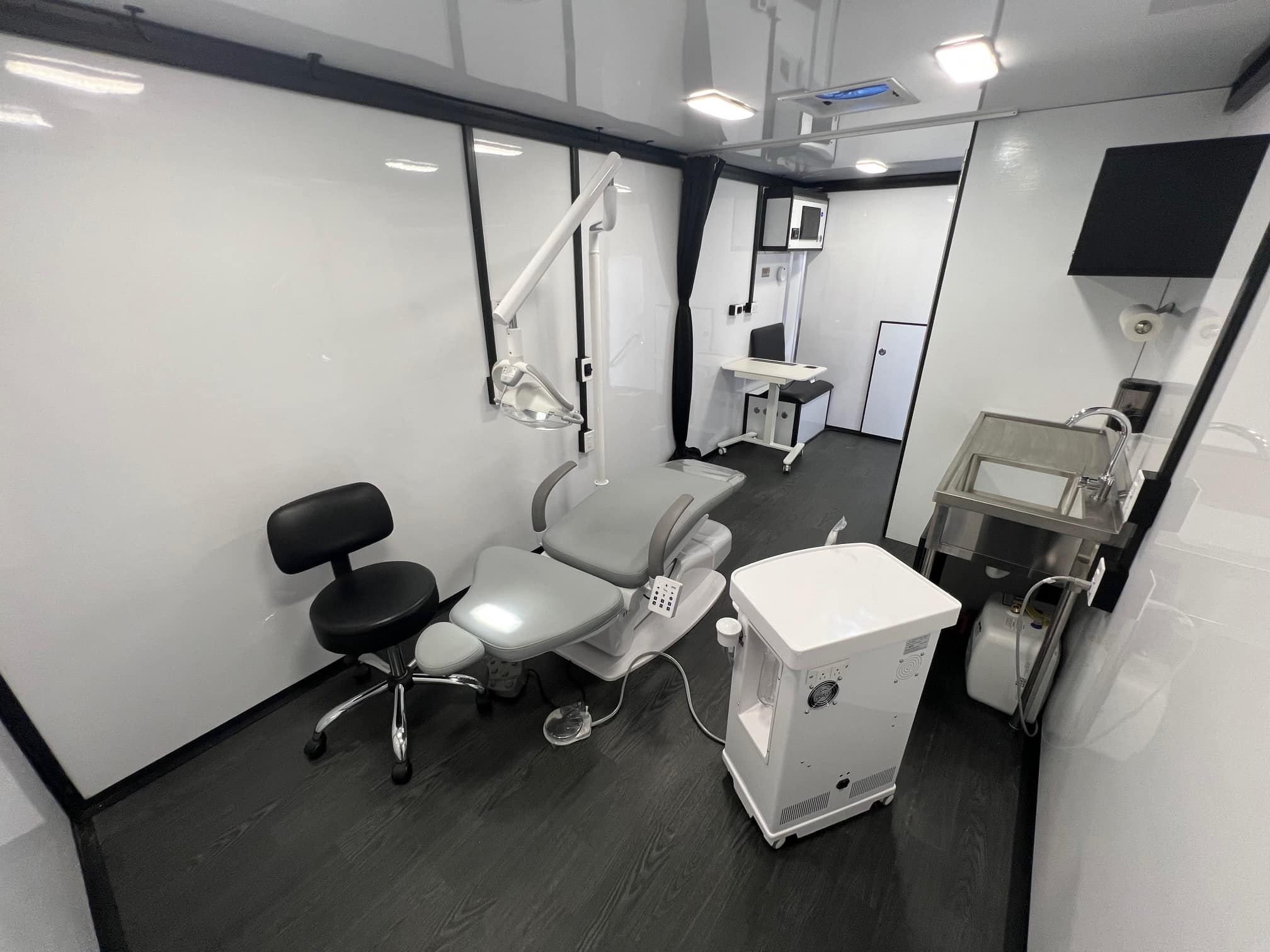 Magnum-Mobile-26ft-Mobile-Dental-Clinic-Professional-Series-Power-Dental-Chair-Down-Light-On-Cart-Desk-3