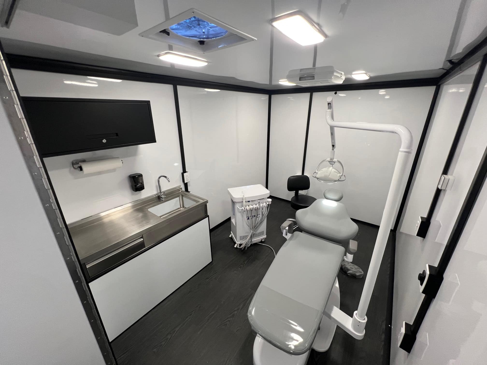Magnum-Mobile-26ft-Mobile-Dental-Clinic-Professional-Series-Treatment-Room-SS-Sink-Cabinet-4
